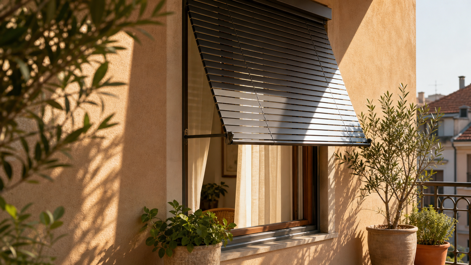 Balcone esposto al sole: tende, piante e soluzioni per abbassare la temperatura — immagine 2